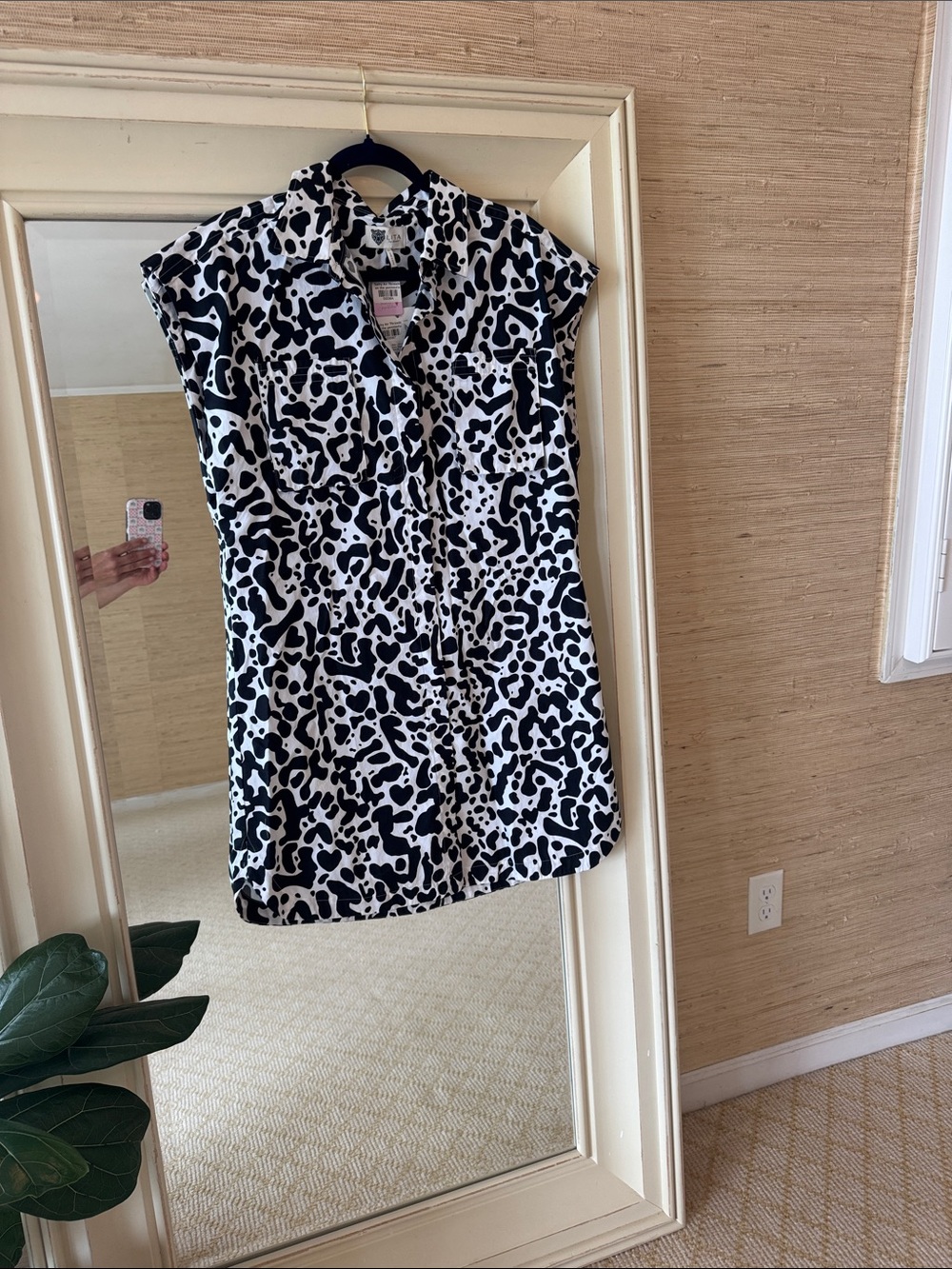 Lita by Ciara Black & White Abstract Print Sleeveless Button-Up Top
